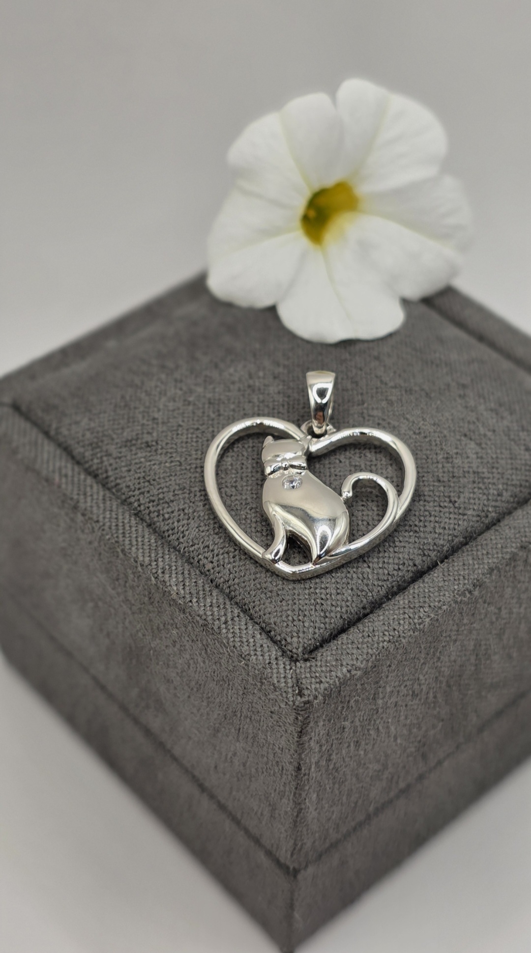STŘÍBRNÝ PŘÍVĚS SRDCE KOČKA/ RHODIUM 