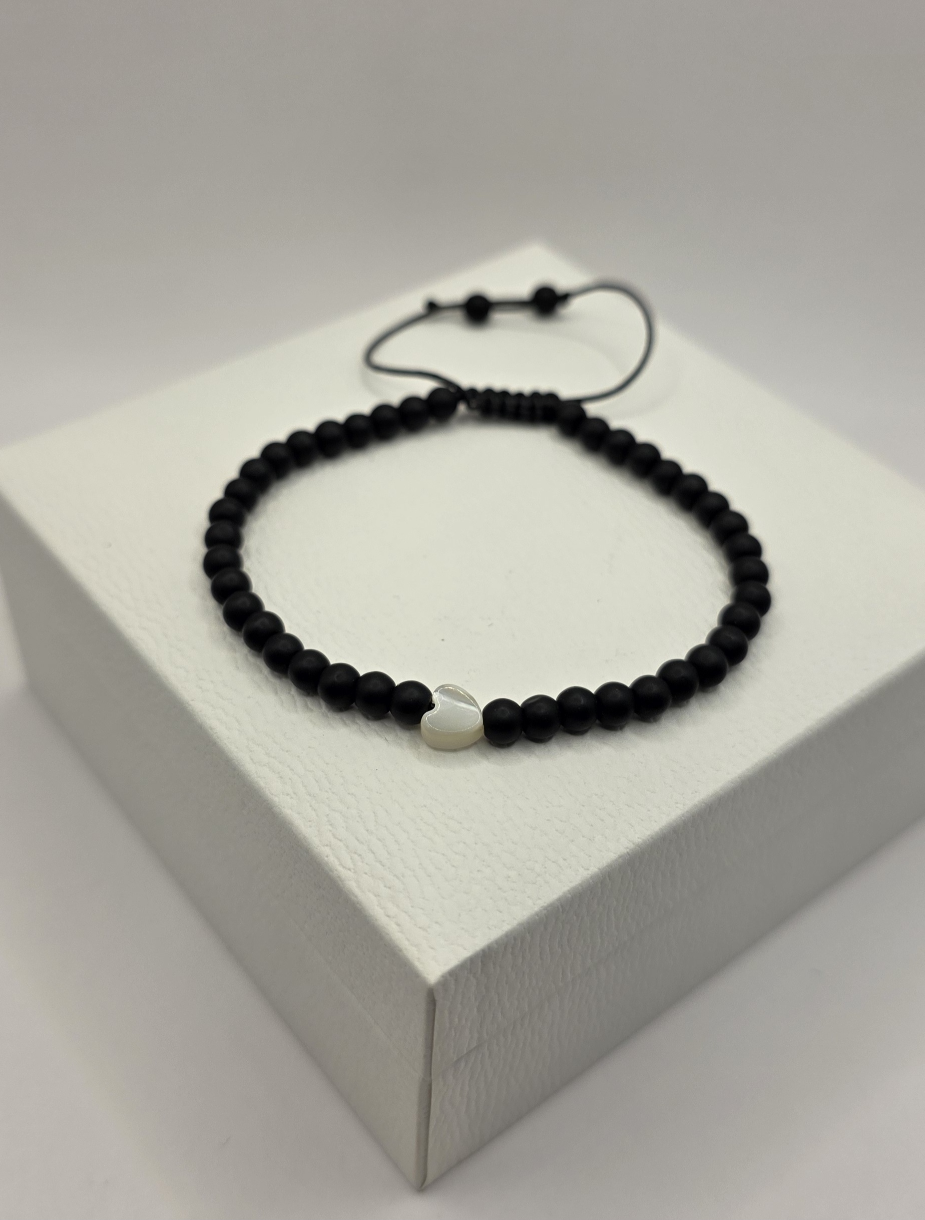 MINERÁLNÍ NÁRAMEK MN - 5 / ONYX MAT 4MM A PERLEŤ SRDCE 
