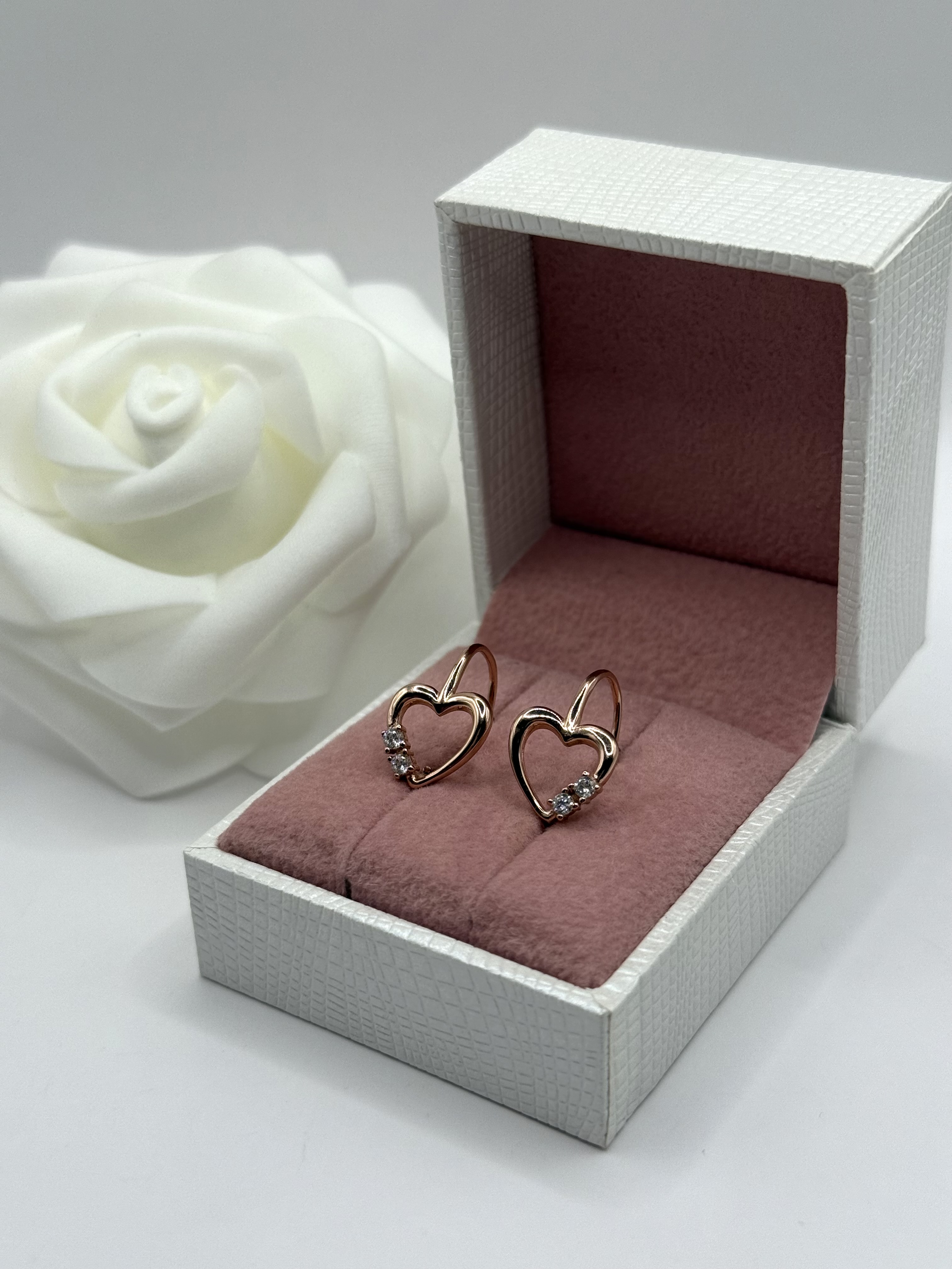 STŘÍBRNÉ ROSE GOLD NÁUŠNICE SRDÍČKA S BÍLÝMI ZIRKONY 
