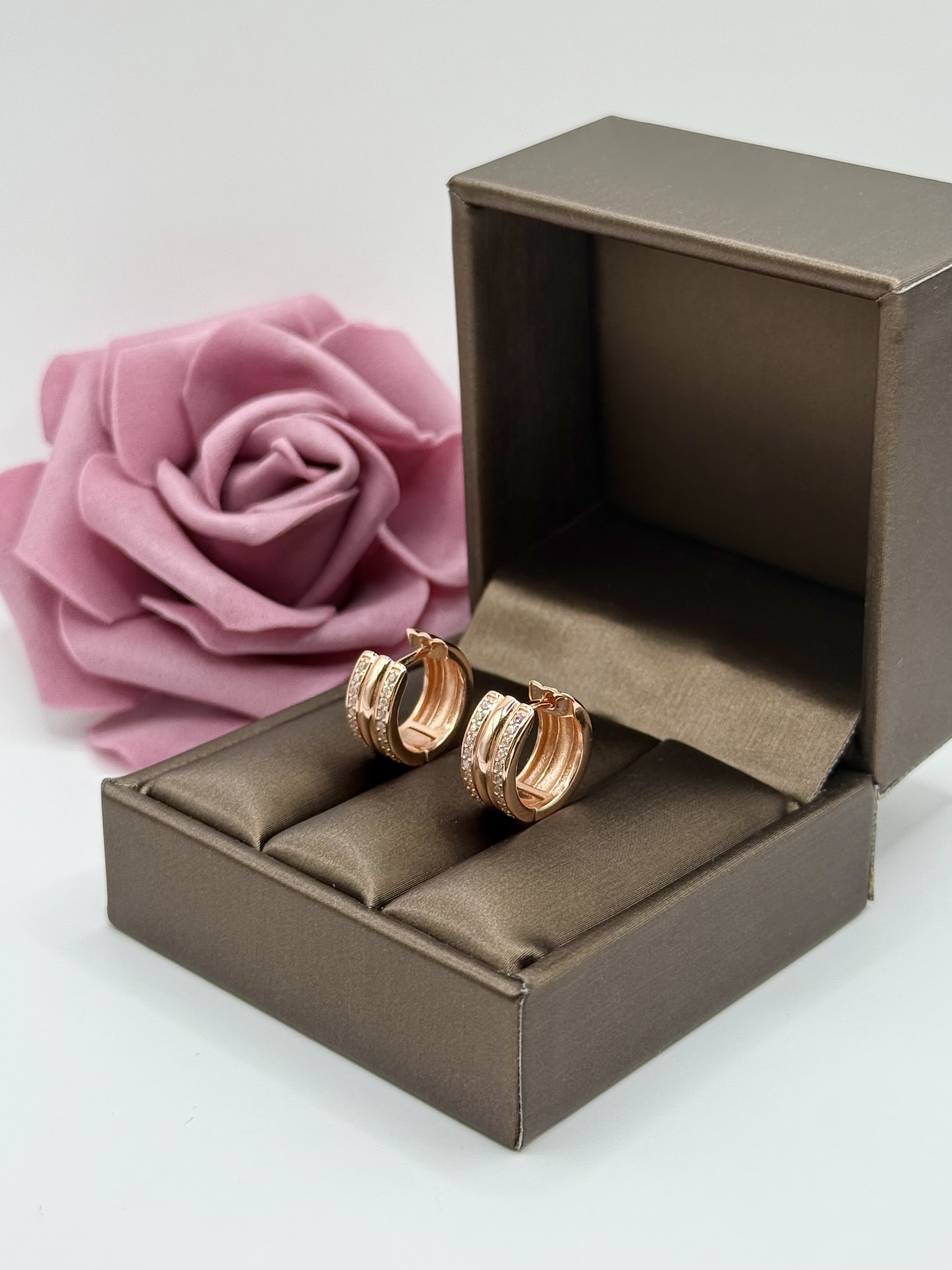 STŘÍBRNÉ ROSE GOLD NÁUŠNICE PANTOVÉ KROUŽKY S BÍLÝMI ZIRKONY