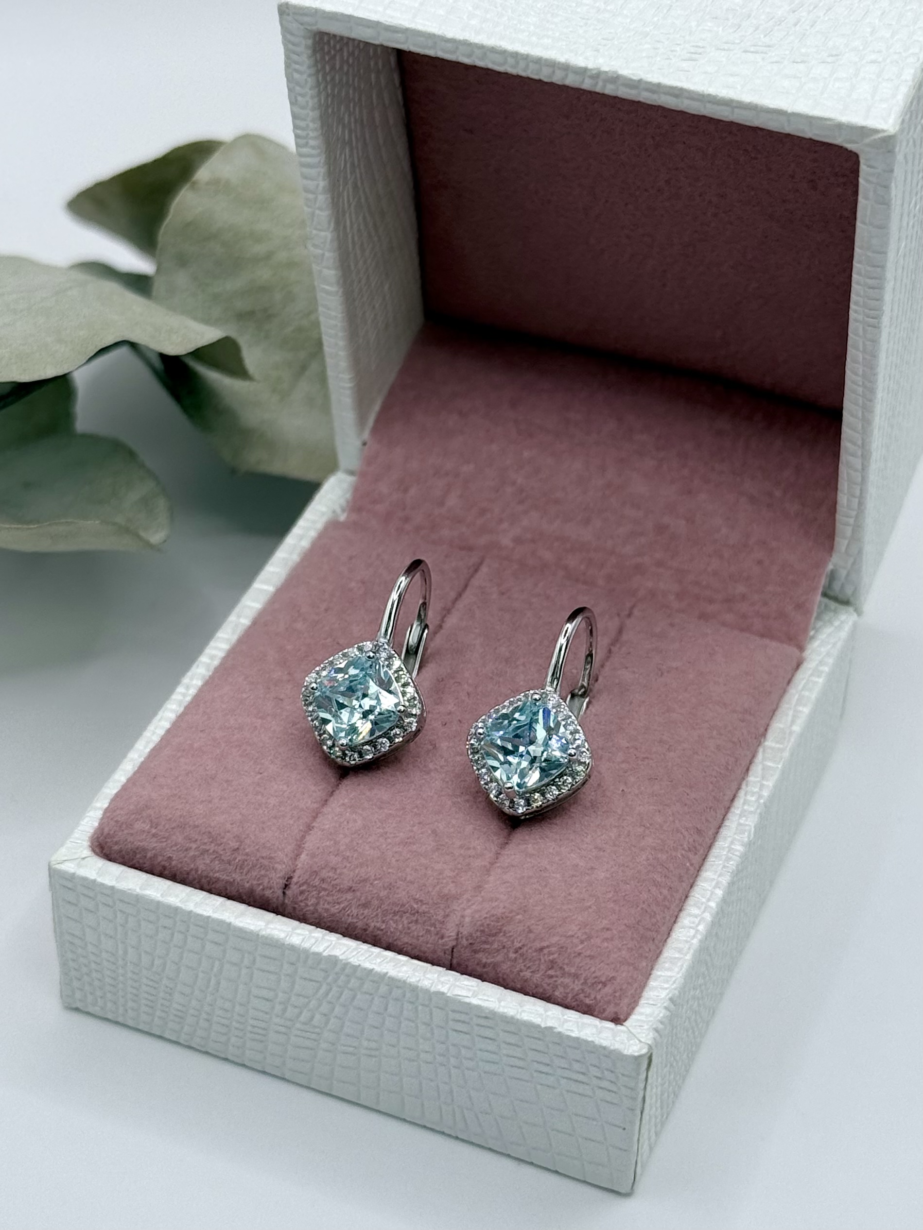 STŘÍBRNÉ NÁUŠNICE NA KLASICKÉ ZAPÍNÁNÍ S VELKÝM MODRÝM  A BÍLÝMI DROBNÝMI ZIRKONY