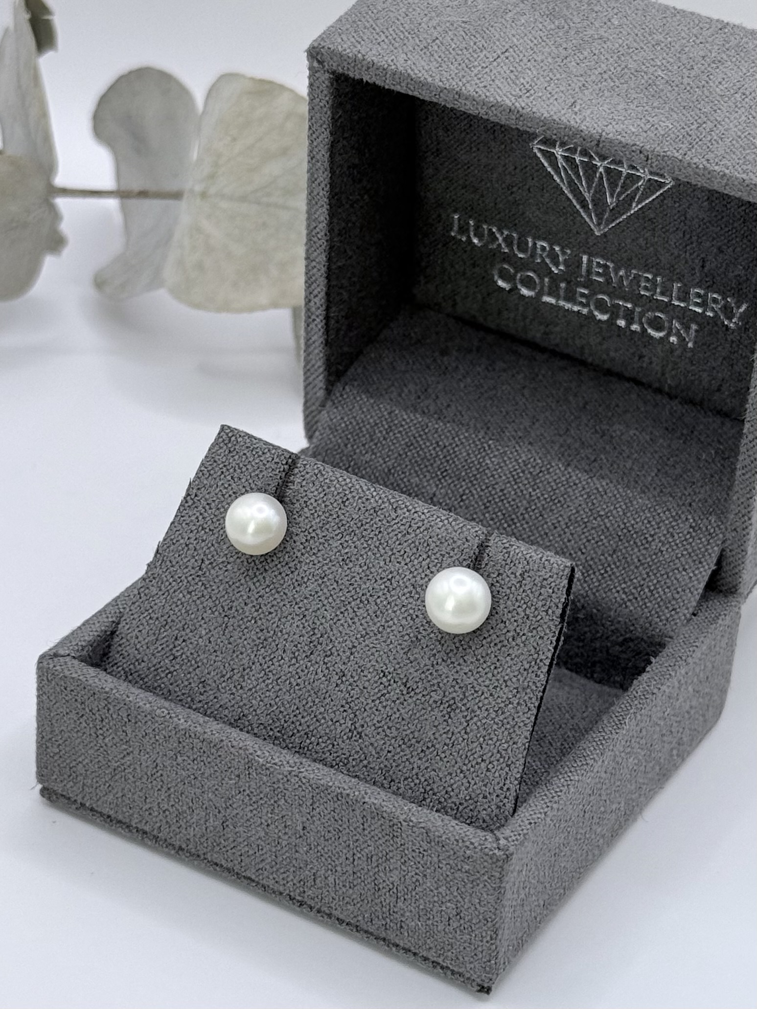 STŘÍBRNÉ NÁUŠNICE S PŘÍRODNÍ PERLOU 5-6MM NA ŠROUBEK