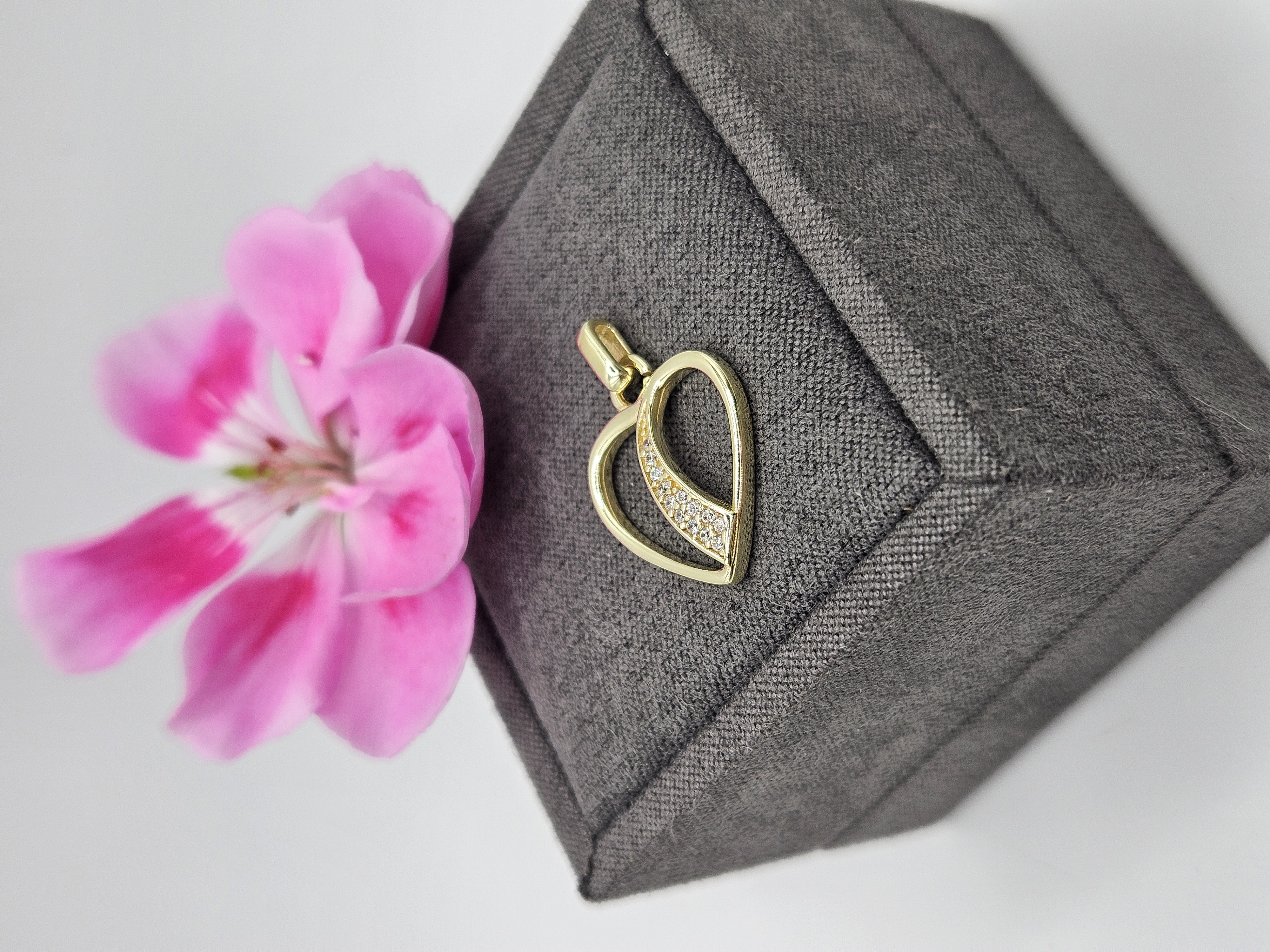 STŘÍBRNÝ ZLACENÝ PŘÍVĚS SRDCE S BÍLÝMI ZIRKONY 
