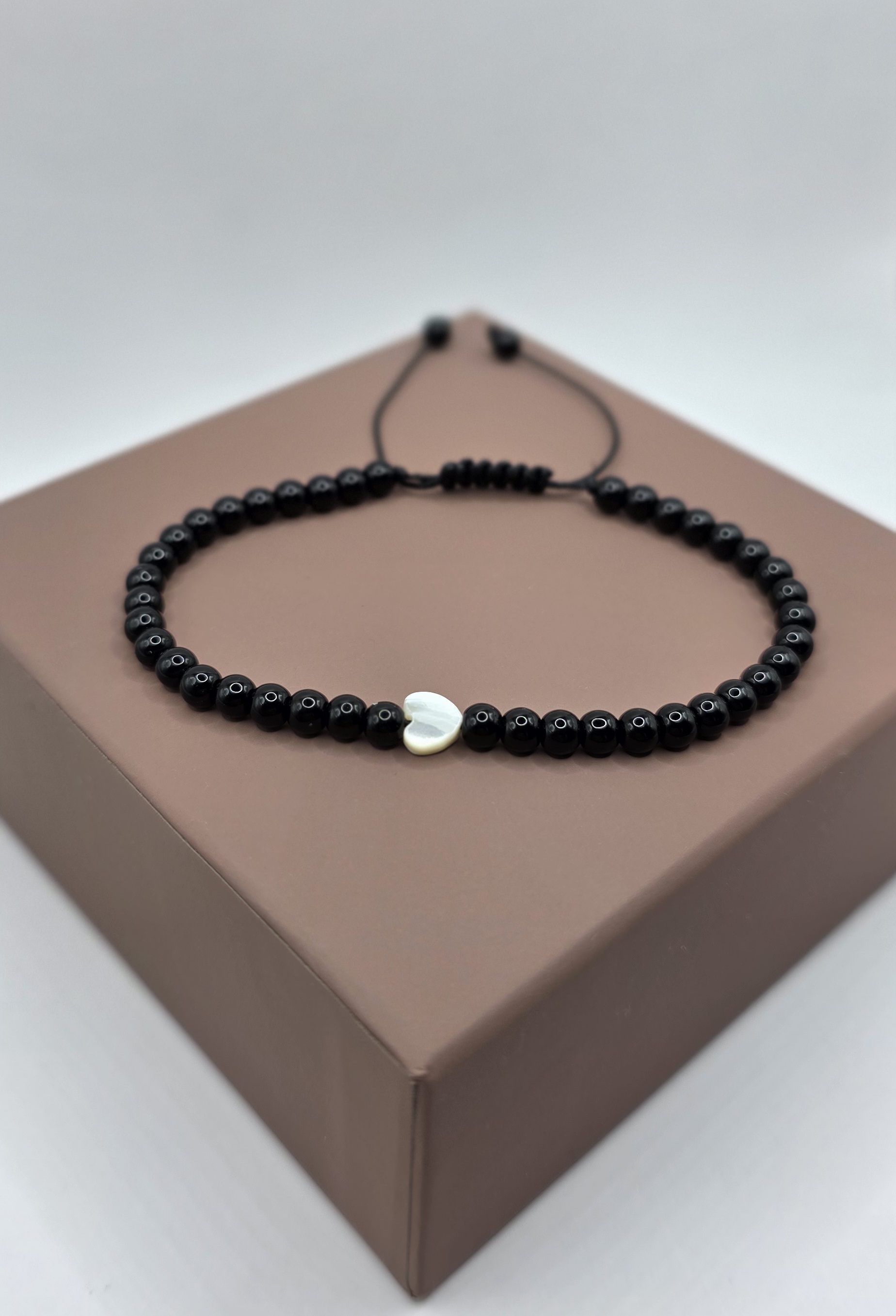 MINERÁLNÍ NÁRAMEK MN - 5 / ONYX LESK 4MM A PERLEŤ SRDCE 