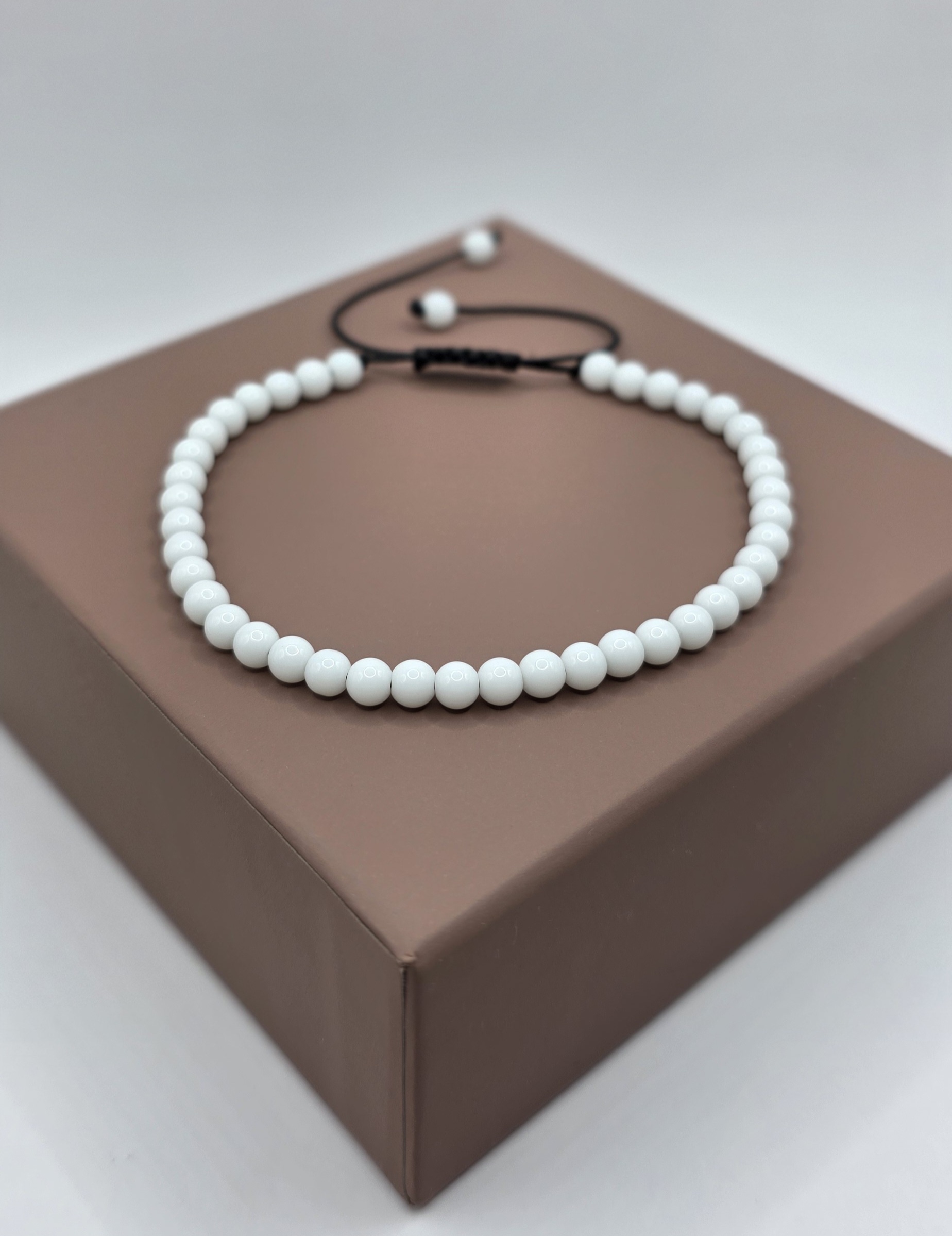 ŠŇŮRKOVÝ NÁRAMEK MN - 7 / BÍLÝ PORCELÁN 4MM